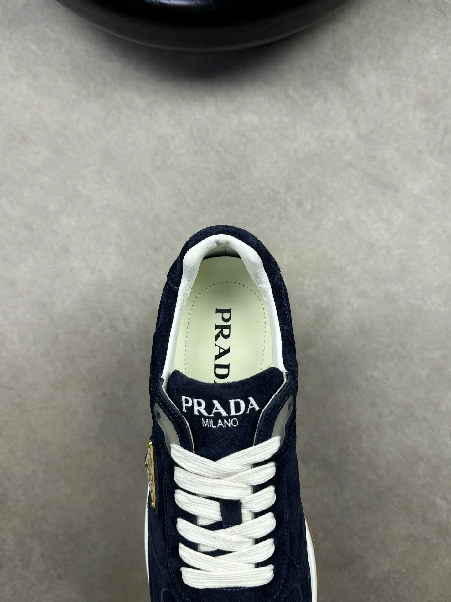 Batch 420, Prad* Prada's new men's thick-soled leather sports and casual shoes are made of imported high-value suede cowhide, combining elegant style and innovative design. The outer side is decorated with an enameled metal triangle logo, and the 4.5cm concave and convex rubber thick sole is full of modern style. The Prada letter logo is decorated on the heel and tongue, all of which illustrate the brand style. , soft, light, comfortable and durable on the feet! 38-44